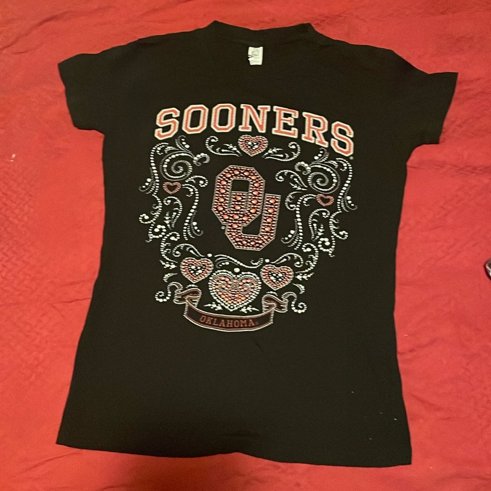 Short sleeved Oklahoma Sooners OU T-shirt.  Size medium, dark blue